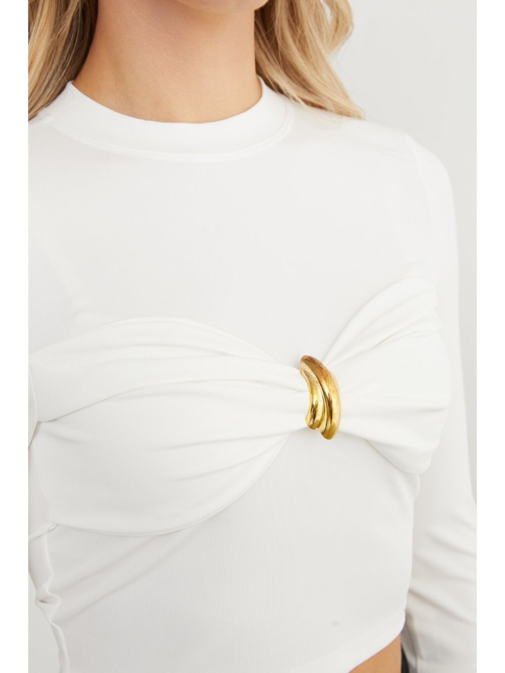 Beyaz Önü Düğümlü Toka Aksesuarlı Bluz-4