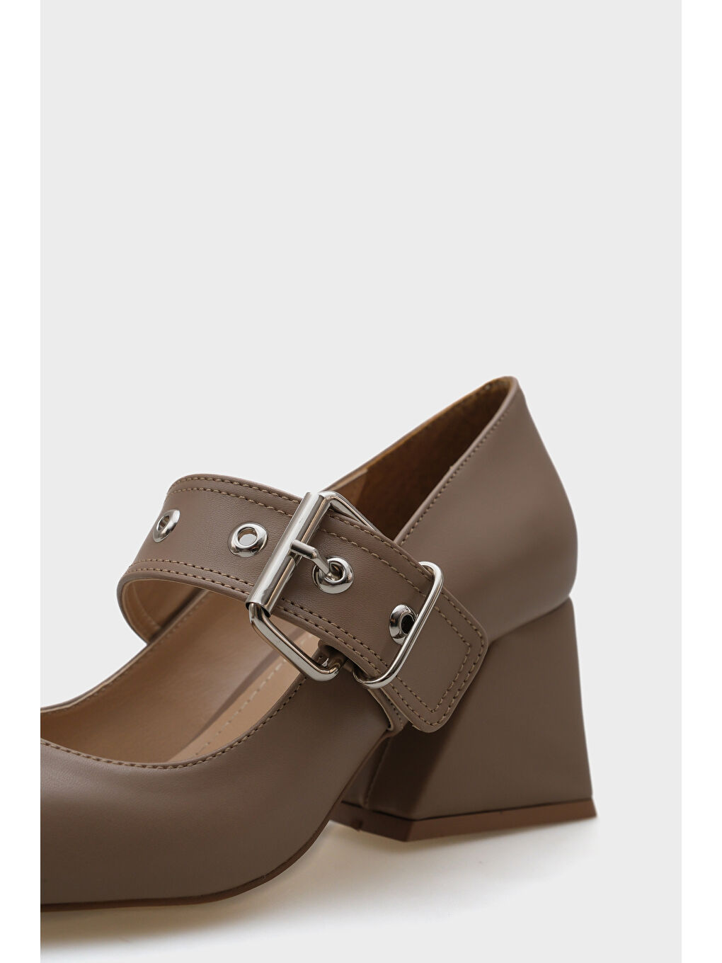 Bej Roda Sivri Burunlu Orta Topuklu Metal Tokalı Kadın Ayakkabı-2