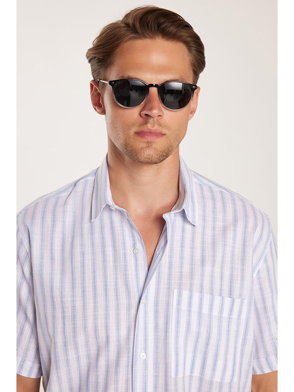 Erkek Regular Fit Klasik Kesim %100 Pamuk Kısa Kollu Keten Doku Tek Cepli Çizgili Lacivert Gömlek-1