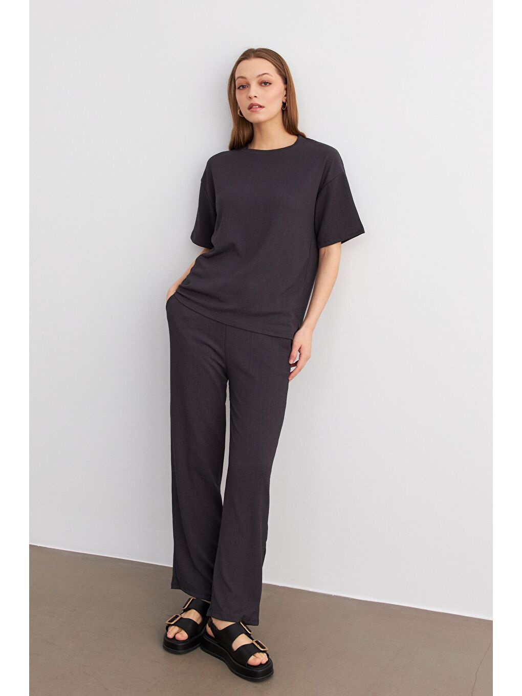 Gri Kadın Antrasit Bisiklet Yaka Kısa Kollu T Shirt Pantolonlu Krinkıl Takım