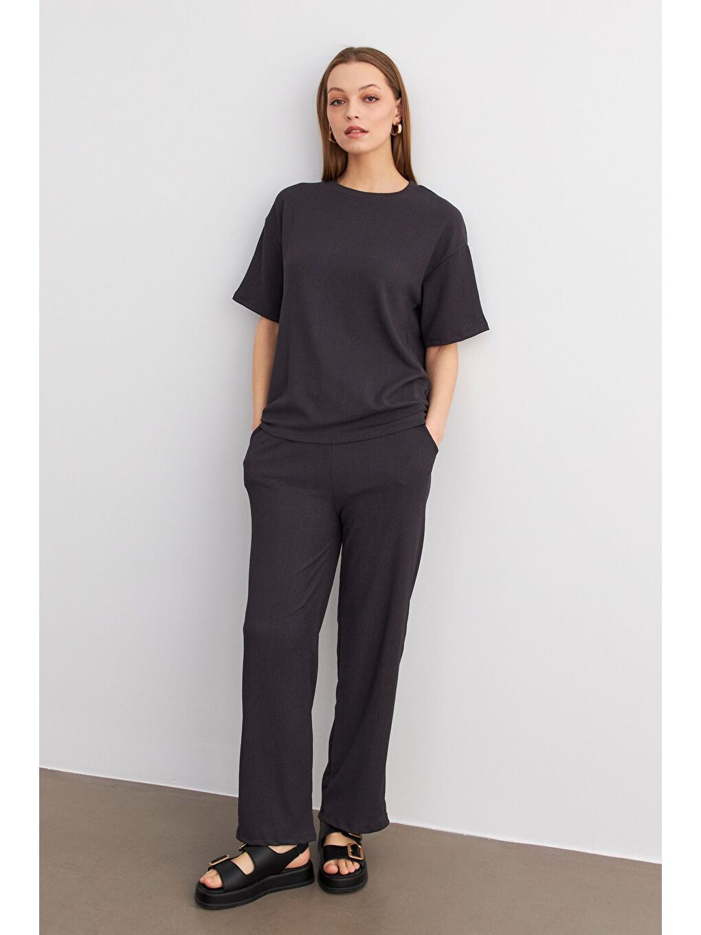 Gri Kadın Antrasit Bisiklet Yaka Kısa Kollu T Shirt Pantolonlu Krinkıl Takım-1