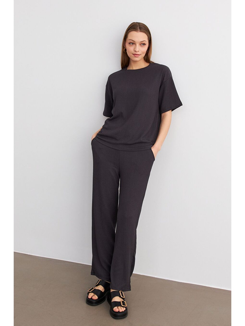 Gri Kadın Antrasit Bisiklet Yaka Kısa Kollu T Shirt Pantolonlu Krinkıl Takım-2