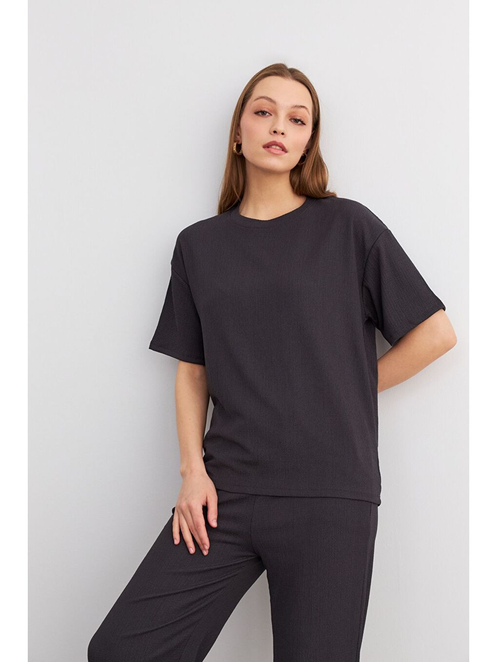 Gri Kadın Antrasit Bisiklet Yaka Kısa Kollu T Shirt Pantolonlu Krinkıl Takım-3