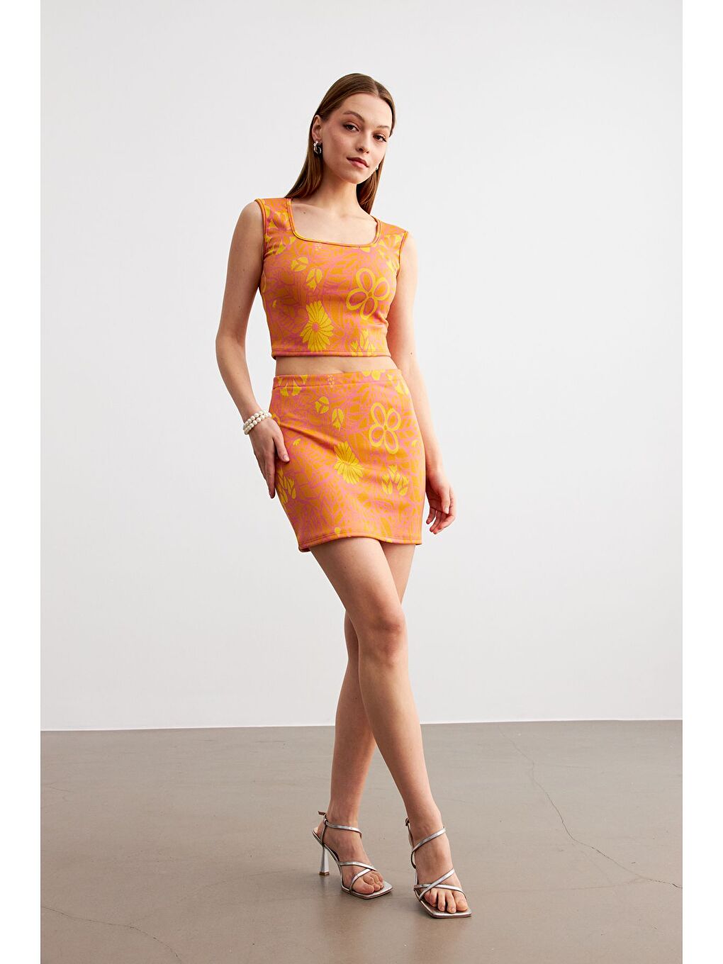 Kadın Turuncu Jakarlı Kumaş Kare Yaka Crop Mini Etekli Takım-2