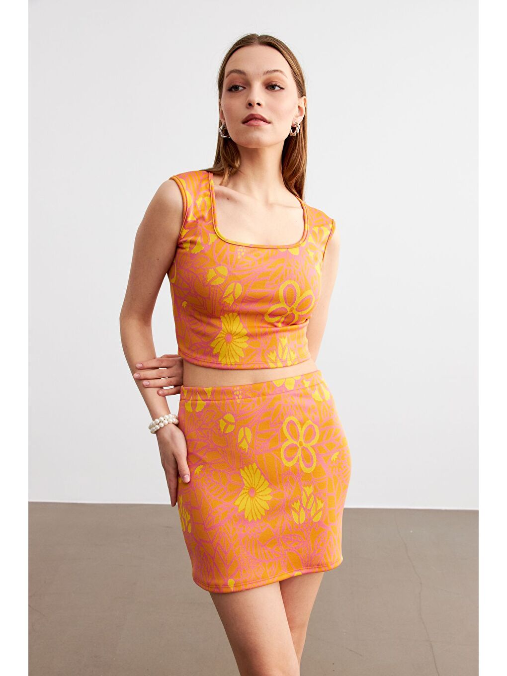 Kadın Turuncu Jakarlı Kumaş Kare Yaka Crop Mini Etekli Takım-5