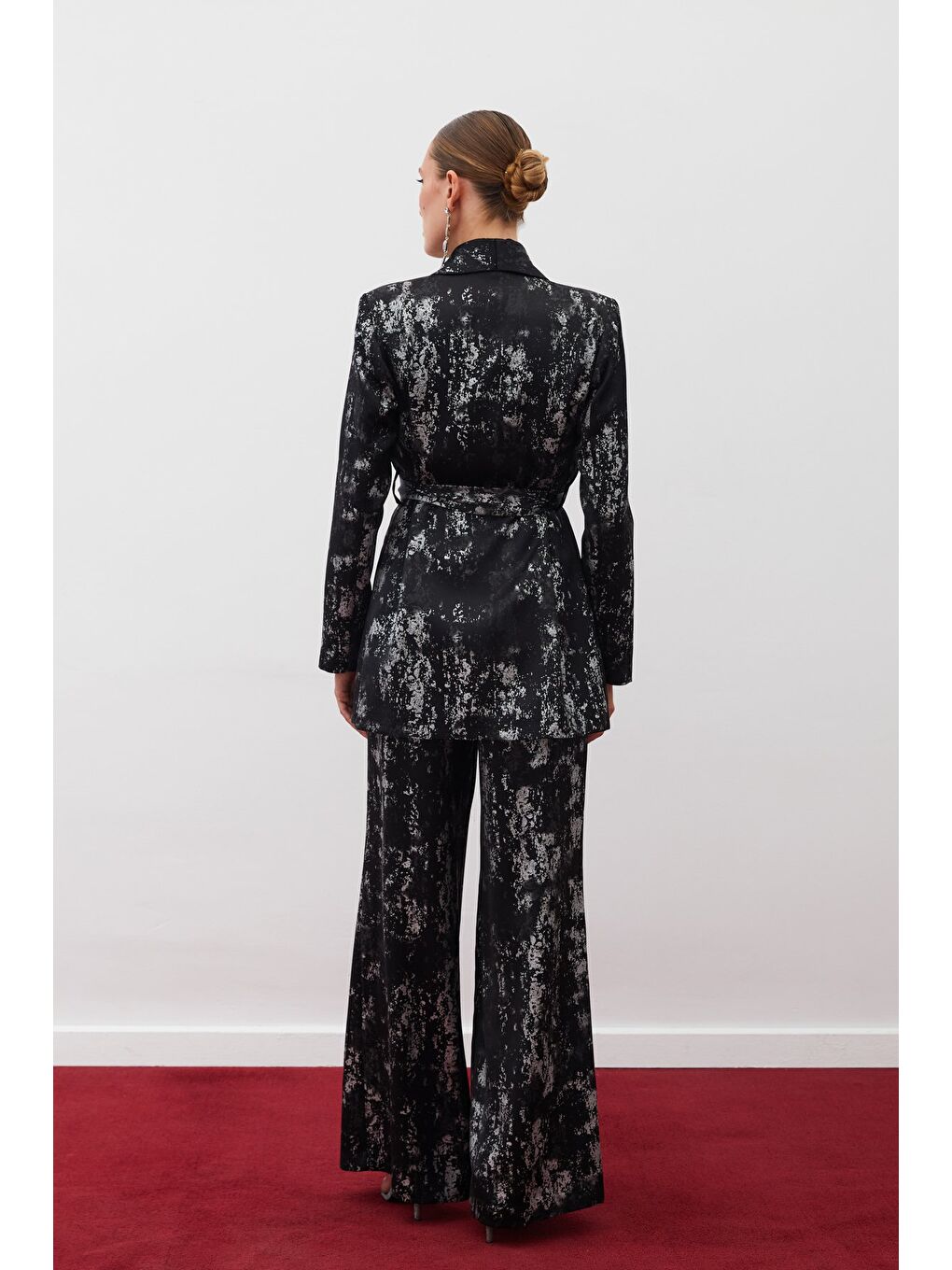 Parlak Desenli Kuşaklı Uzun Ceket - Siyah-Gümüş-1