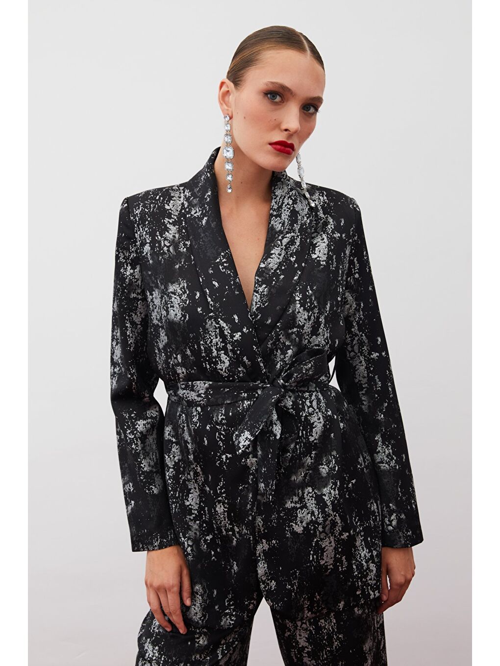 Parlak Desenli Kuşaklı Uzun Ceket - Siyah-Gümüş-3