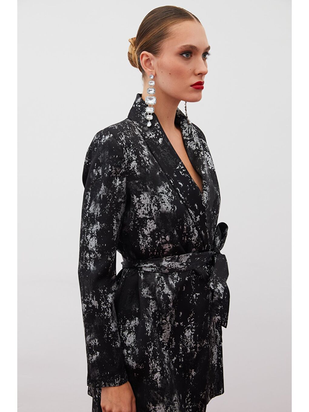 Parlak Desenli Kuşaklı Uzun Ceket - Siyah-Gümüş-4