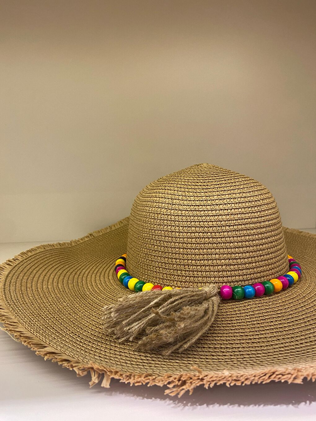 Kahverengi Camel Geniş Kenarlı Renkli Boncuk Detaylı Hasır Şapka HSR2087-2