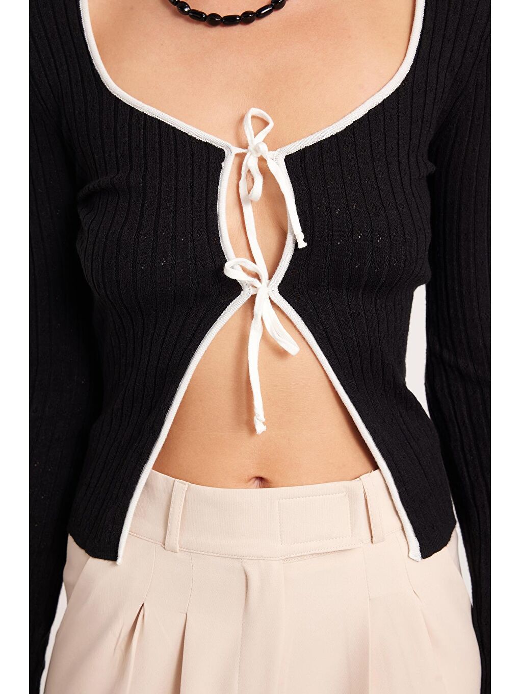 Kadın Slim Fit Dar Kesim Uzun Kollu U Yaka Bağlama Detaylı Siyah Hırka-2