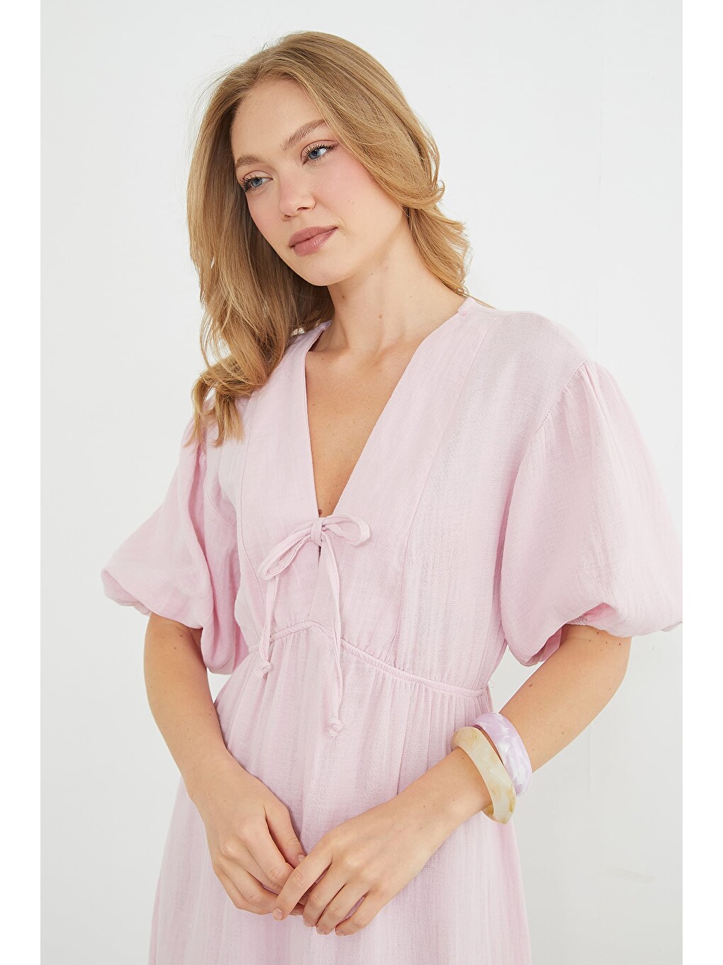 Pembe Önü Bağlamalı Müslin Kumaş Maxi Boy Elbise-4