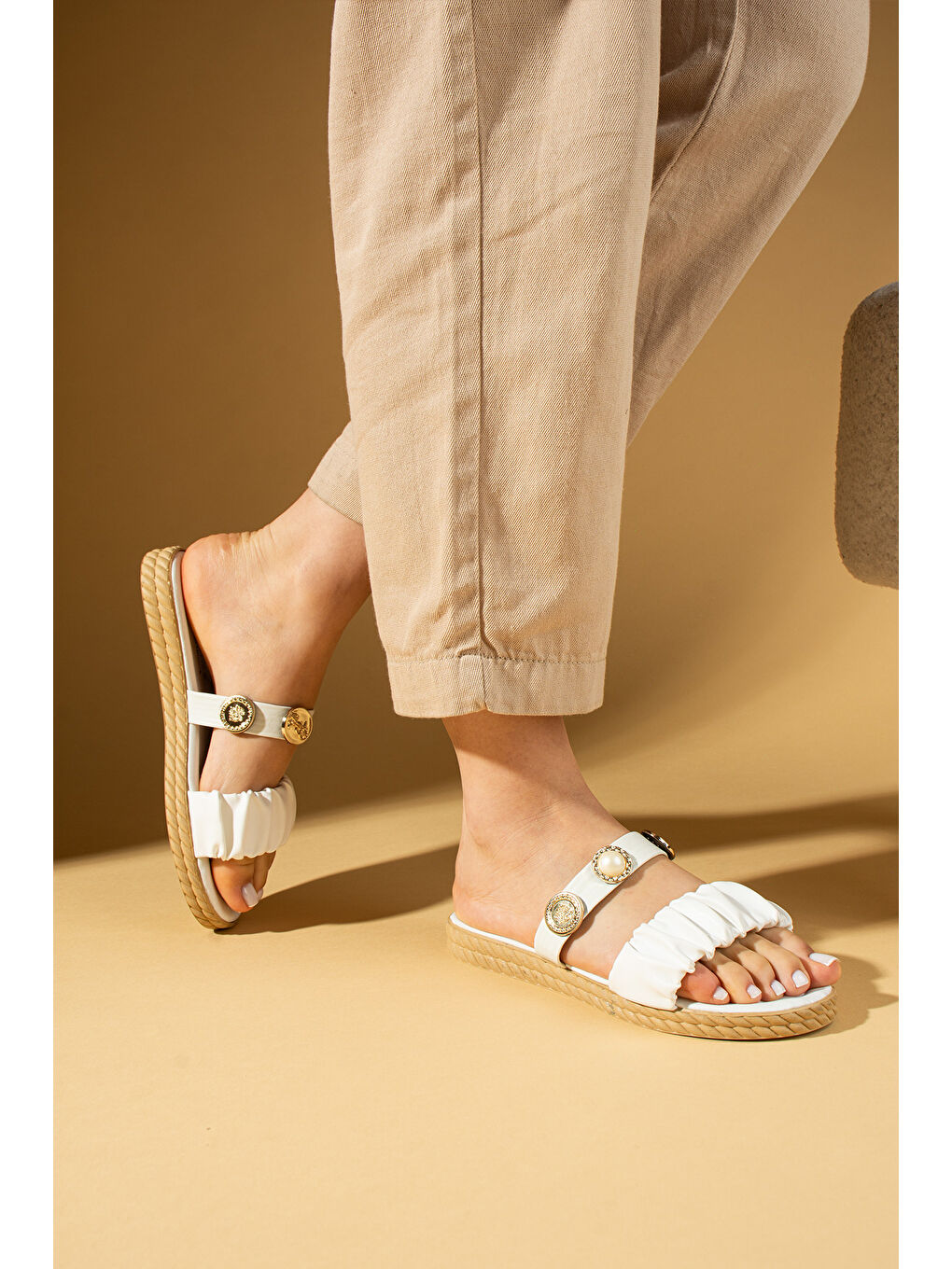 Beyaz Esnek Bantlı İnci Detaylı Kadın Terlik 81-404-25-2