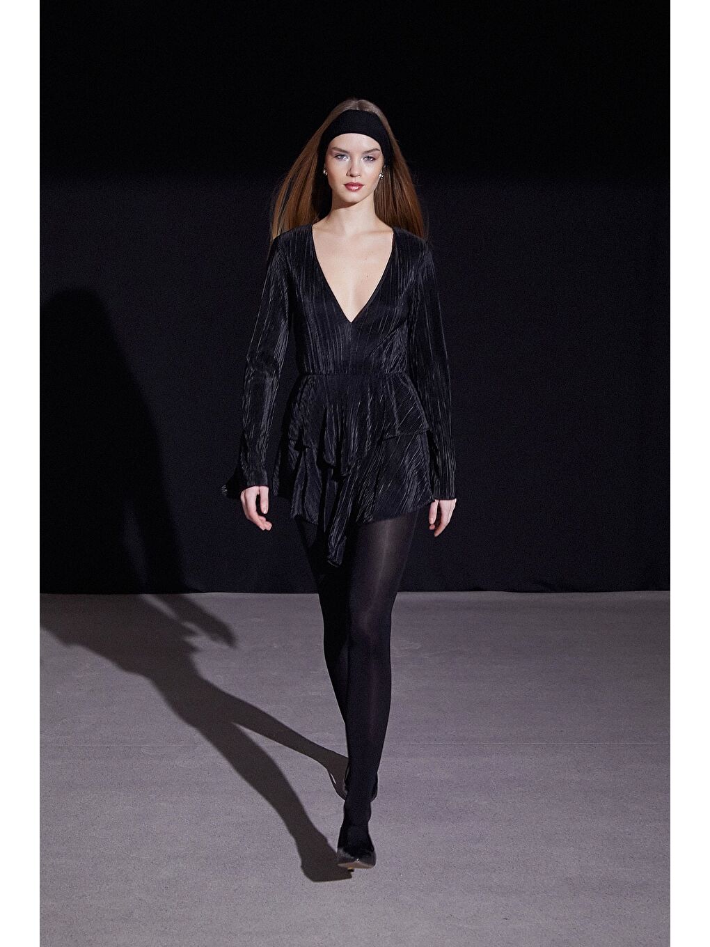 V Yaka Volanlı Mini Elbise Siyah-3