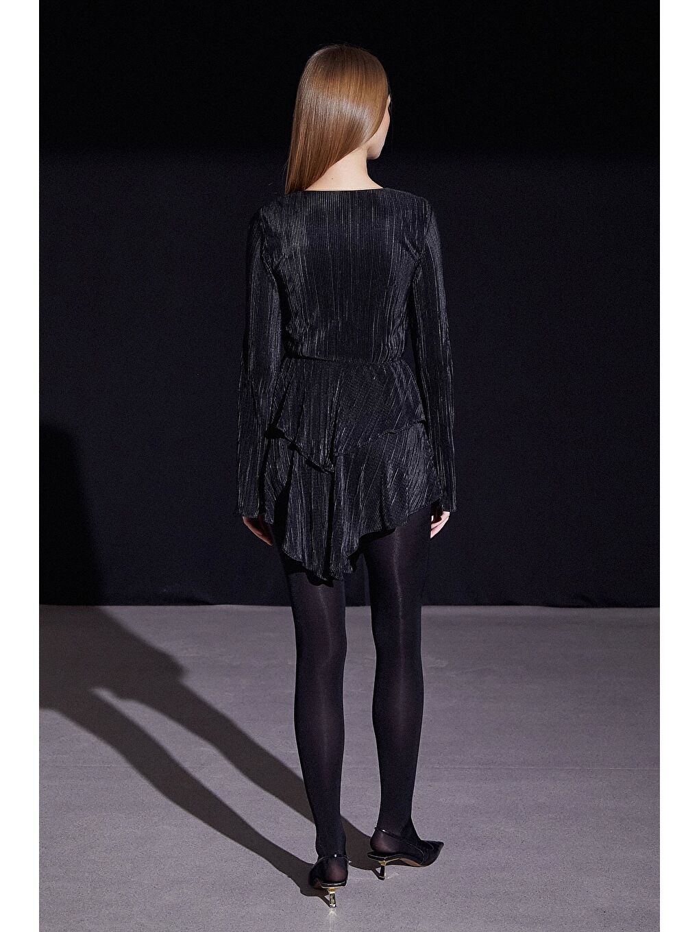 V Yaka Volanlı Mini Elbise Siyah-5