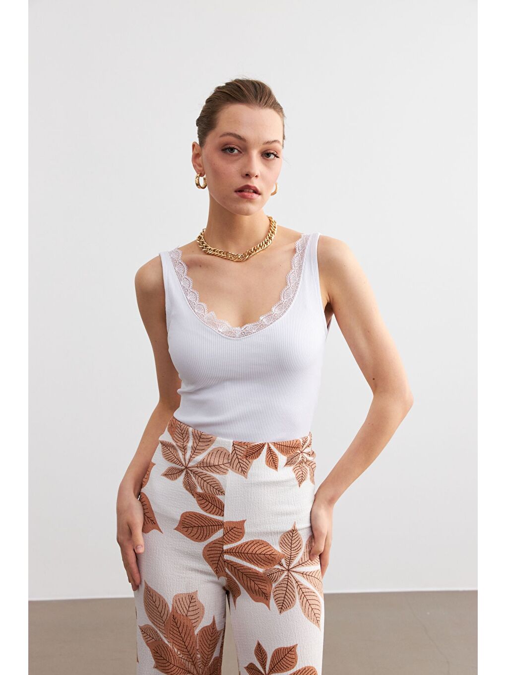 Kadın Beyaz Askılı Dantelli Kaşkorse Bluz-1