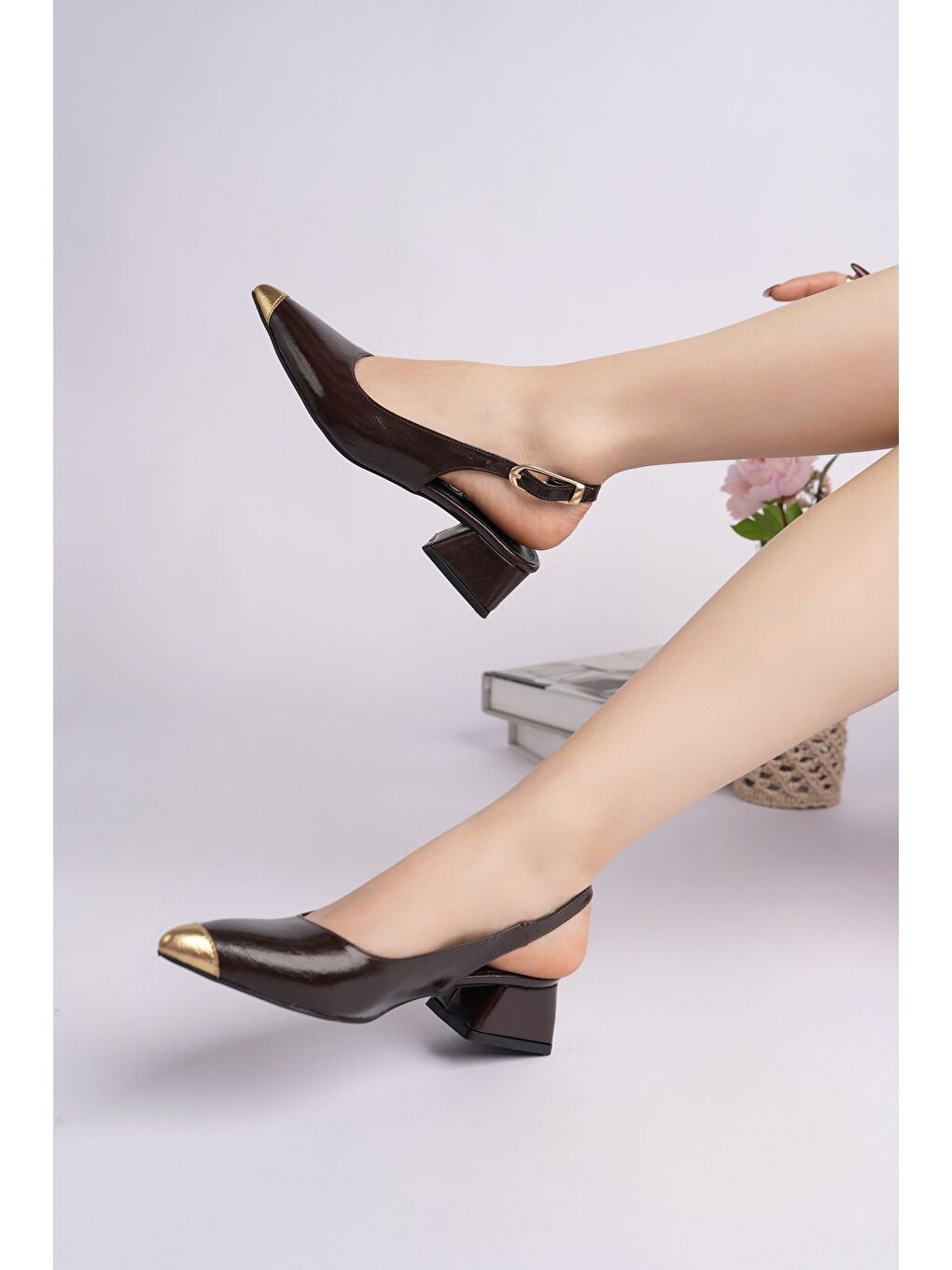 Kahverengi CHANCE Gold Burun Detaylı Sivri Burun Arkası Açık Kadın Kısa Topuklu Ayakkabı-5