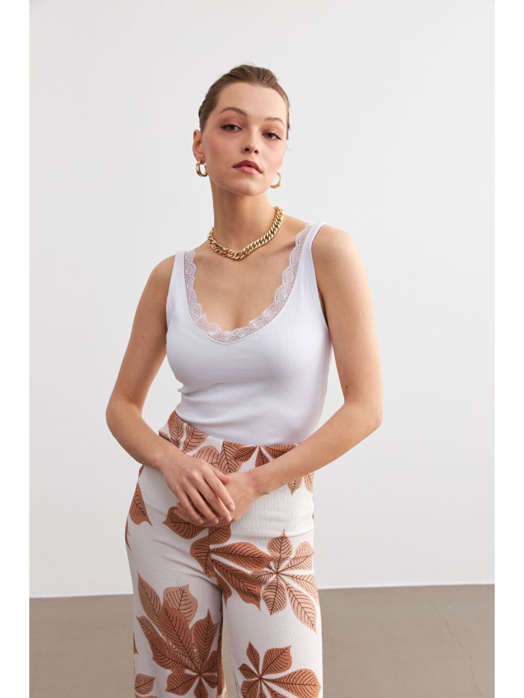 Kadın Beyaz Askılı Dantelli Kaşkorse Bluz-2