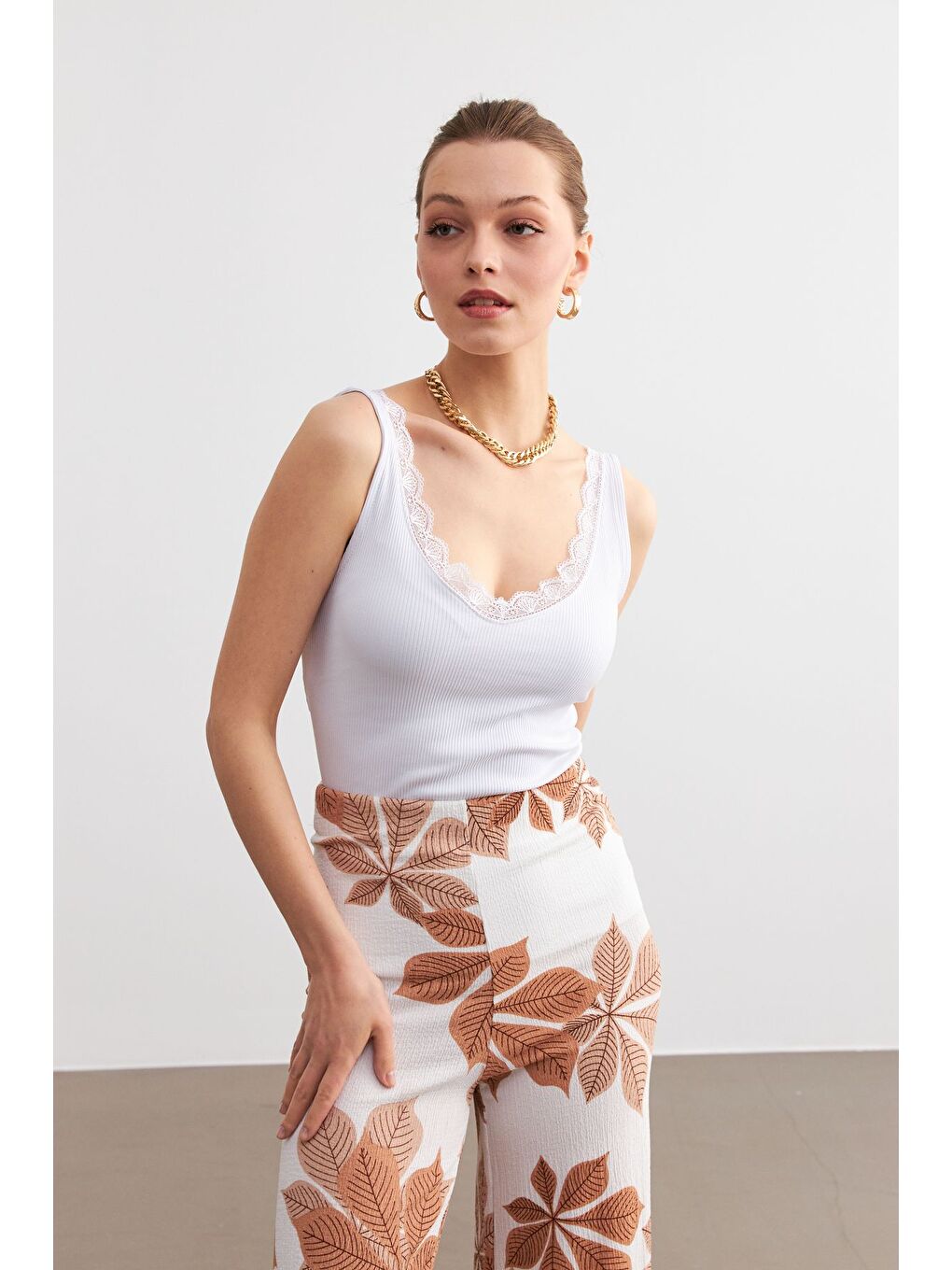 Kadın Beyaz Askılı Dantelli Kaşkorse Bluz-3