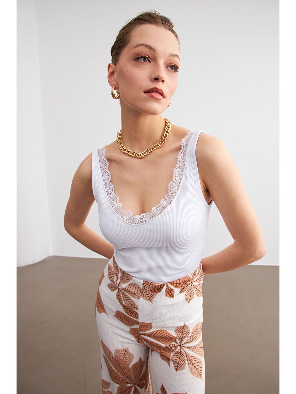 Kadın Beyaz Askılı Dantelli Kaşkorse Bluz-4