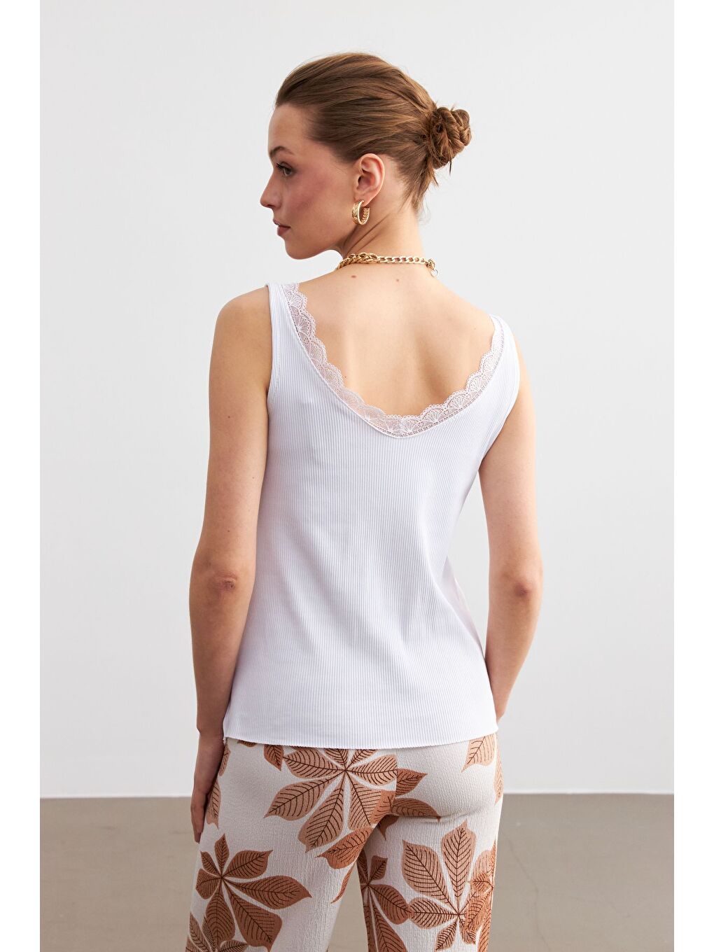 Kadın Beyaz Askılı Dantelli Kaşkorse Bluz-5