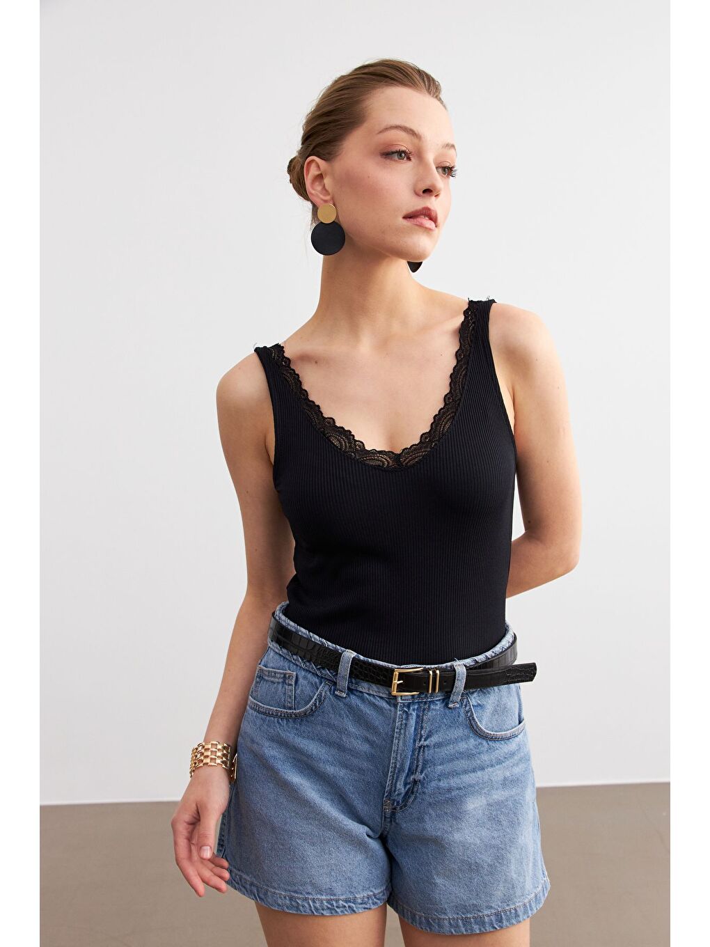 Kadın Siyah Askılı Dantelli Kaşkorse Bluz