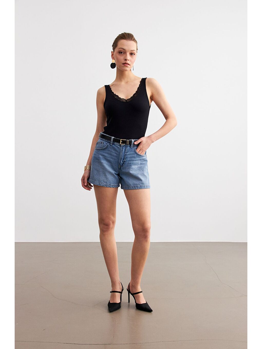 Kadın Siyah Askılı Dantelli Kaşkorse Bluz-1