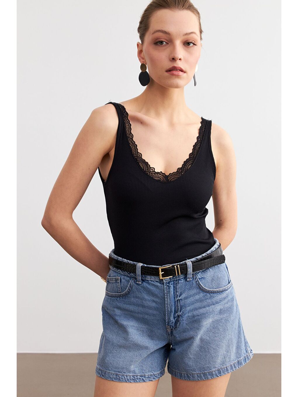 Kadın Siyah Askılı Dantelli Kaşkorse Bluz-2