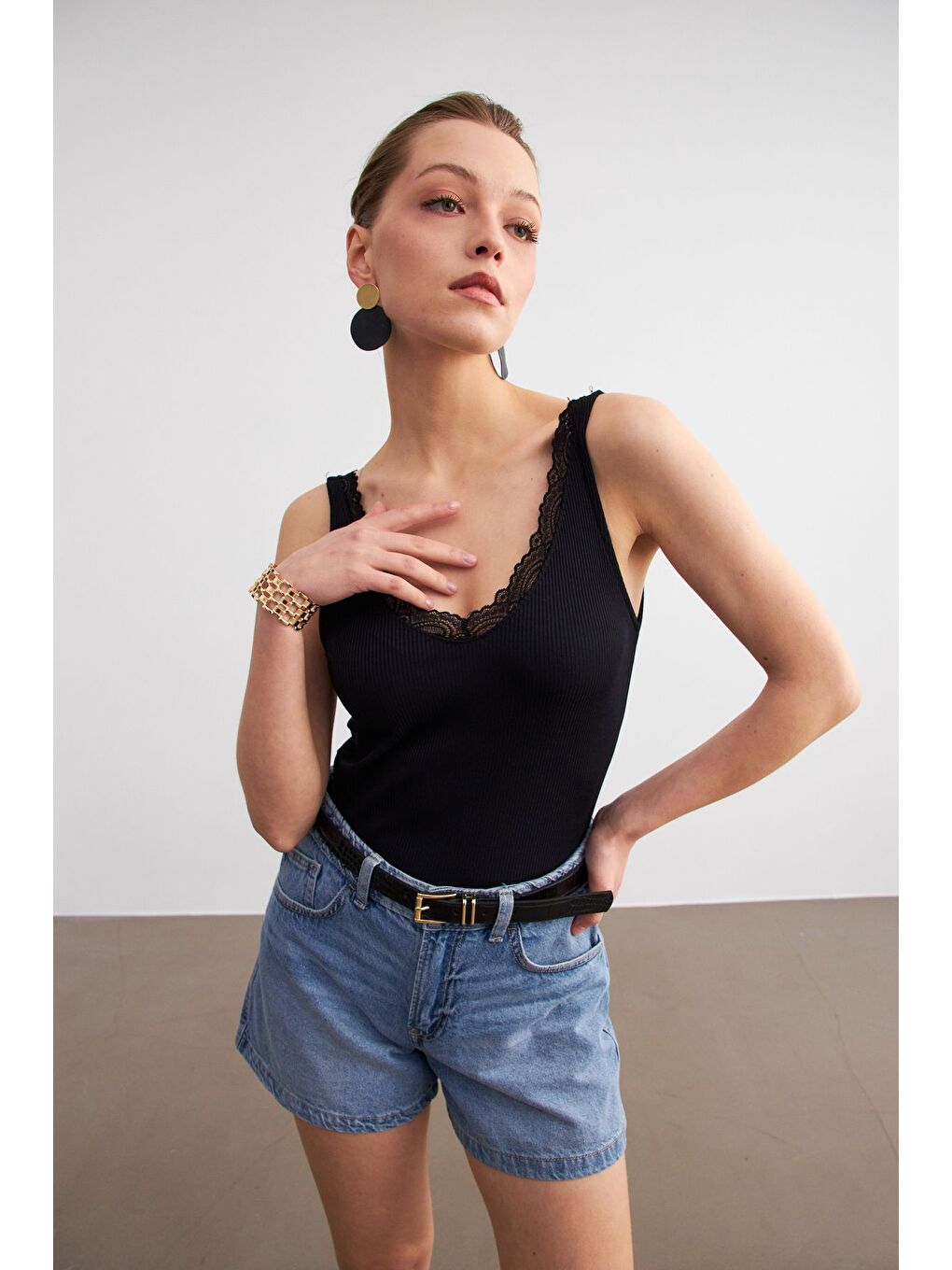 Kadın Siyah Askılı Dantelli Kaşkorse Bluz-3