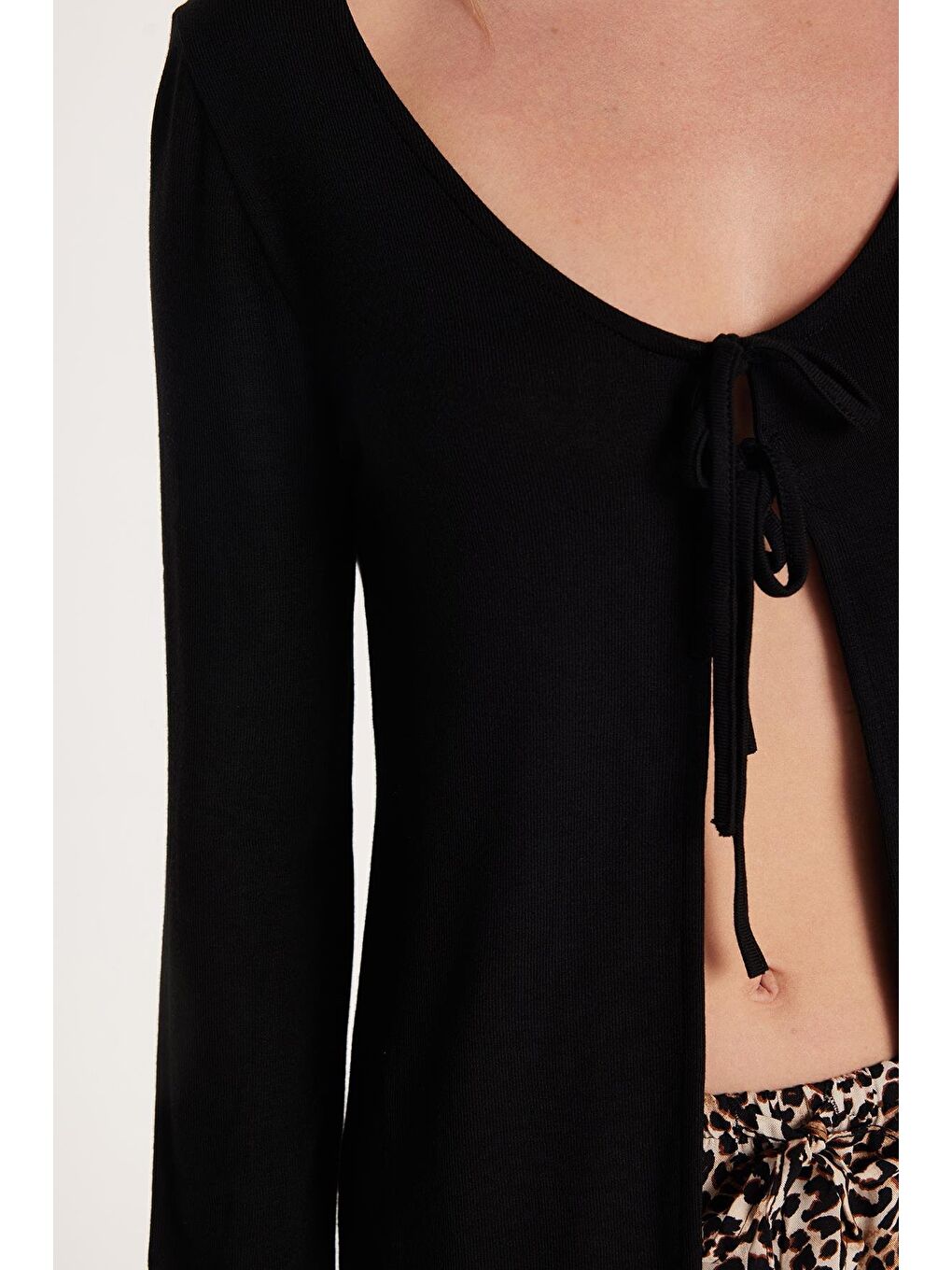 Kadın Regular Fit Uzun Kollu U Yaka Bağlama Detaylı Viskon Siyah Hırka-2