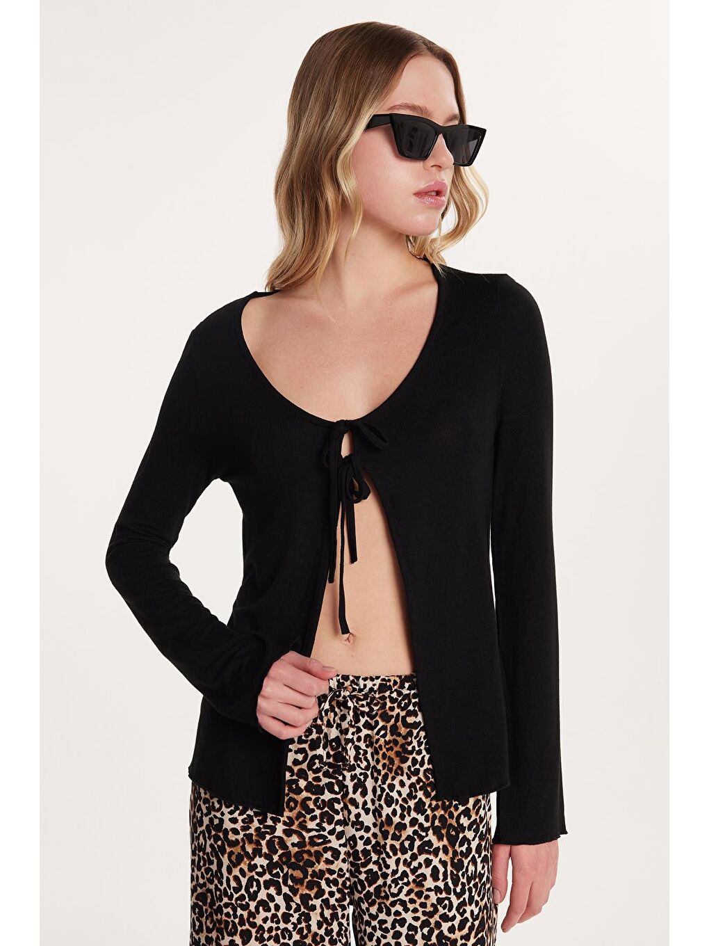 Kadın Regular Fit Uzun Kollu U Yaka Bağlama Detaylı Viskon Siyah Hırka-3