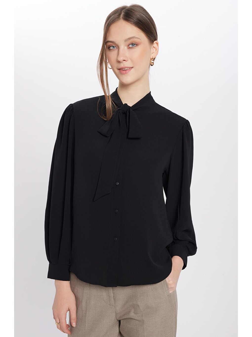 Kadın Relax Fit Rahat Kesim Gofre Kumaş Kare Manşet Siyah Fular Yaka Düz Gömlek-1