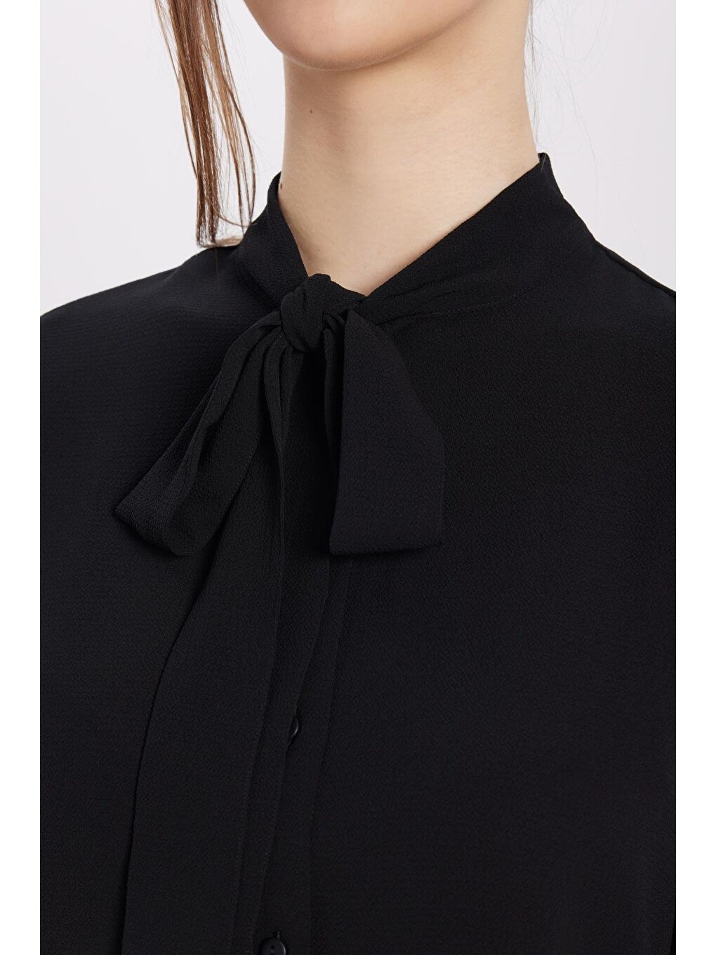 Kadın Relax Fit Rahat Kesim Gofre Kumaş Kare Manşet Siyah Fular Yaka Düz Gömlek-2