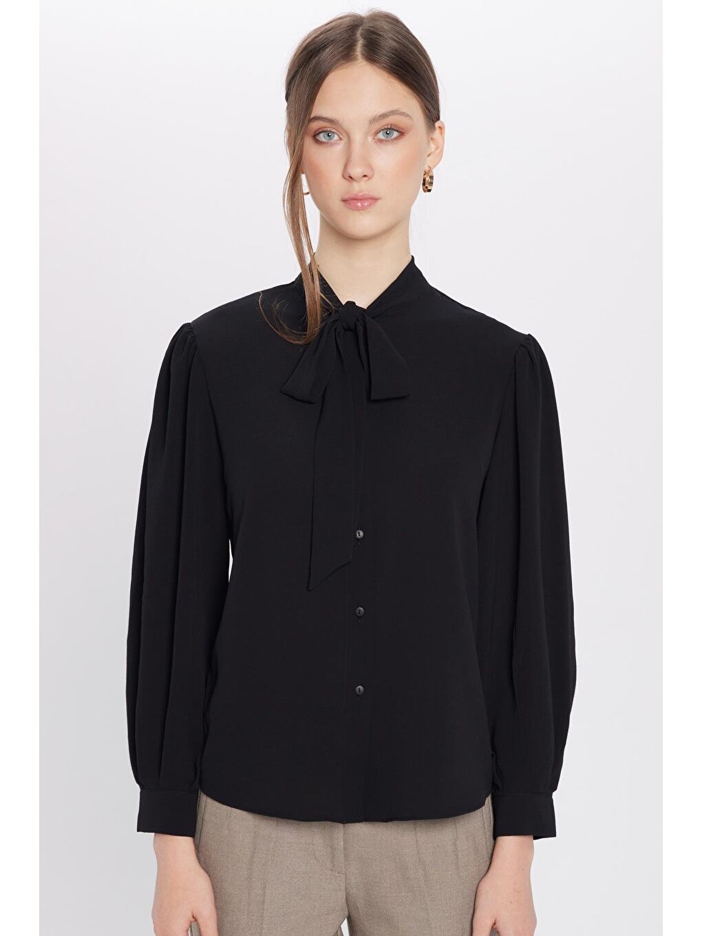 Kadın Relax Fit Rahat Kesim Gofre Kumaş Kare Manşet Siyah Fular Yaka Düz Gömlek-3