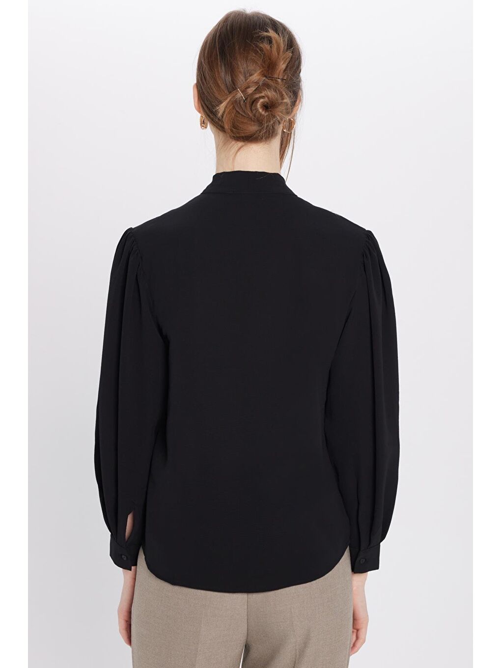 Kadın Relax Fit Rahat Kesim Gofre Kumaş Kare Manşet Siyah Fular Yaka Düz Gömlek-4