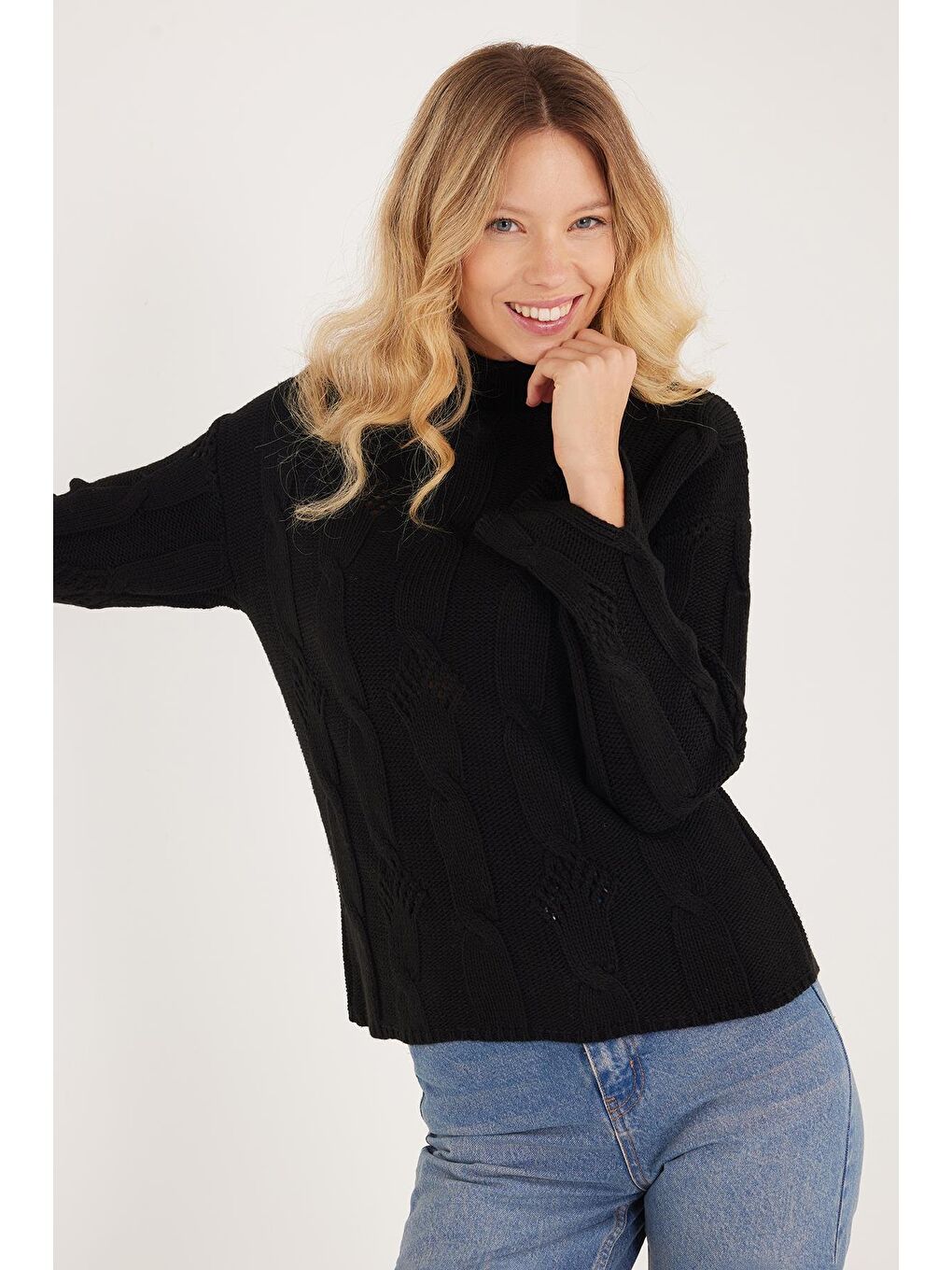 Kadın Regular Fit Klasik Kesim Yarım Balıkçı Yaka Örgü Desenli Siyah Kazak