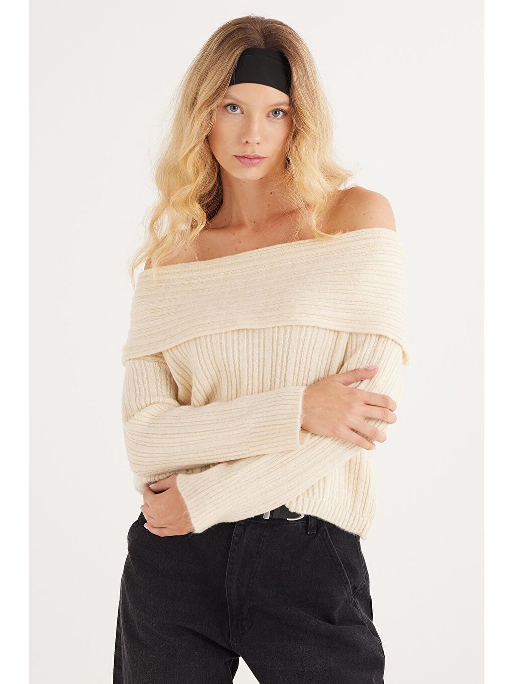 Ekru Kadın Regular Fit Klasik Kesim Uzun Kollu Omzu Açık Krem Rengi Kazak