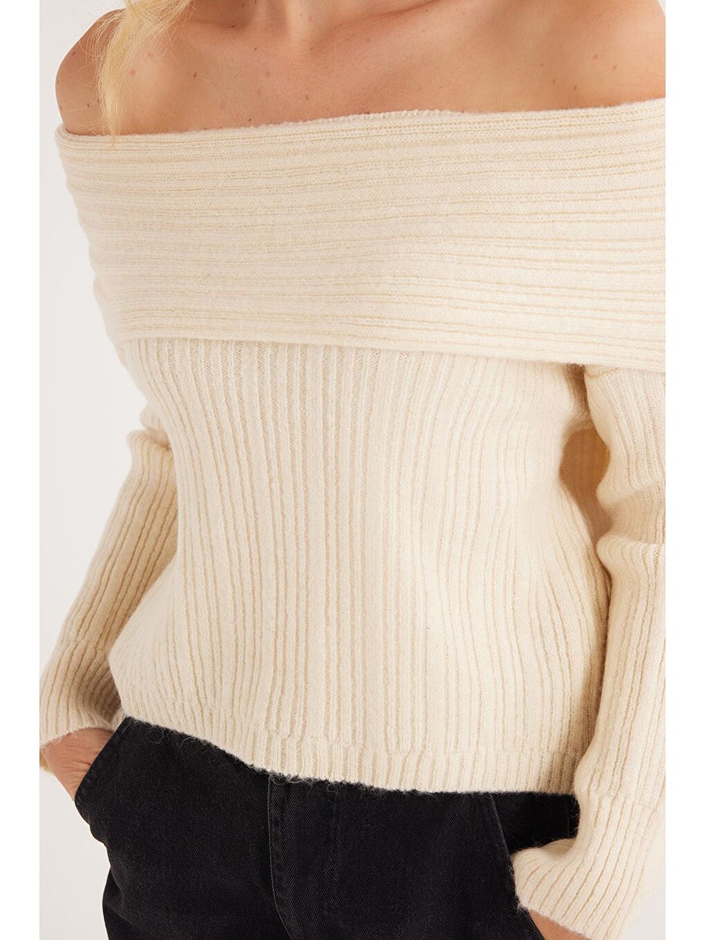 Ekru Kadın Regular Fit Klasik Kesim Uzun Kollu Omzu Açık Krem Rengi Kazak-2