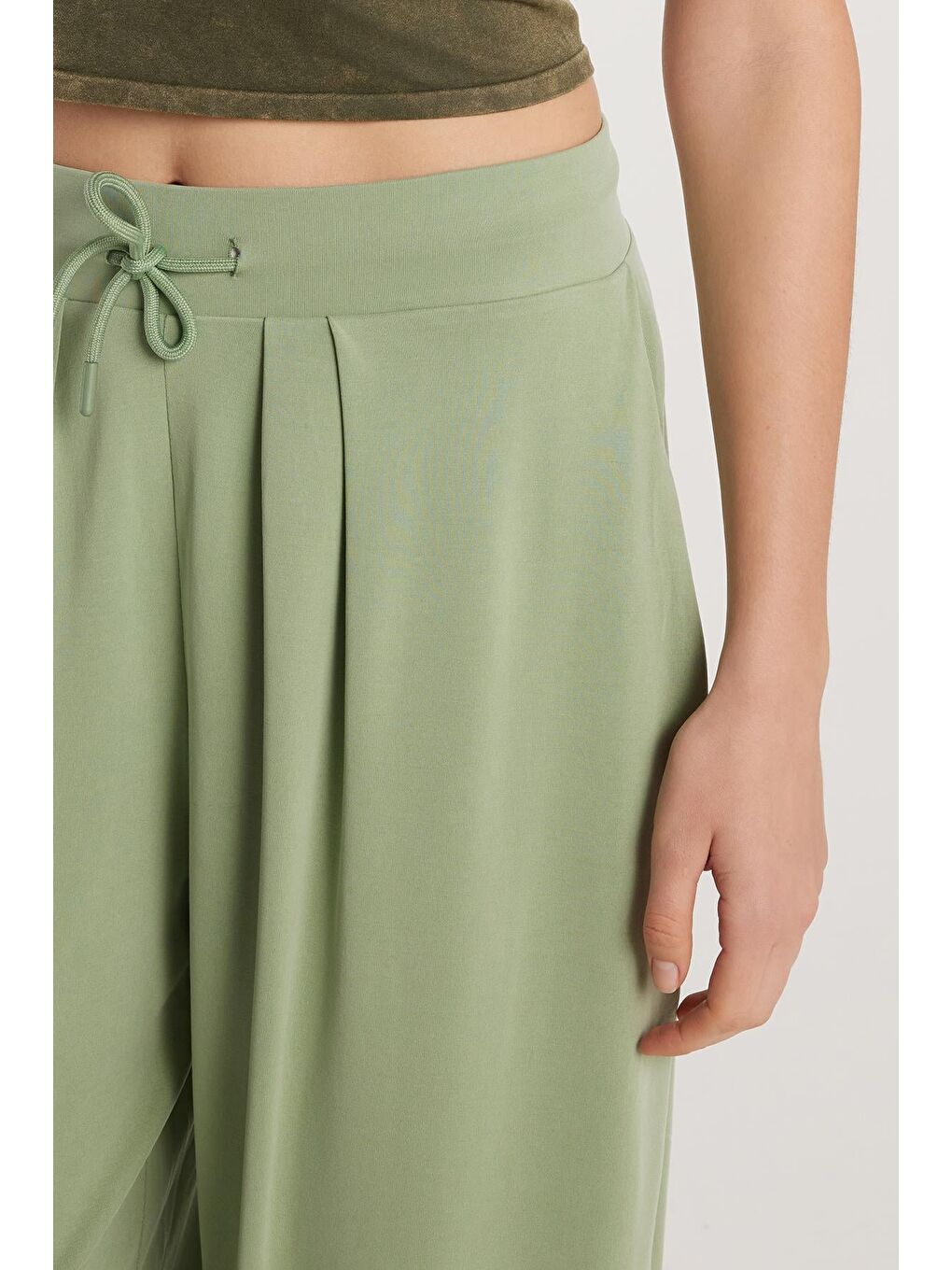 Yeşil Kadın Standart Fit Modal Kumaş Cepli Beli Bağcıklı Balon Pantolon-1