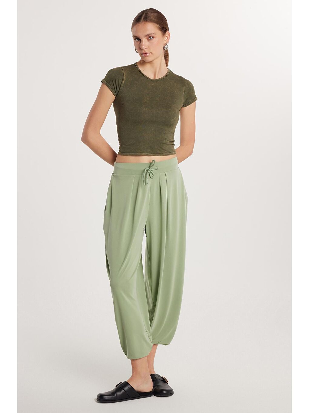 Yeşil Kadın Standart Fit Modal Kumaş Cepli Beli Bağcıklı Balon Pantolon-2