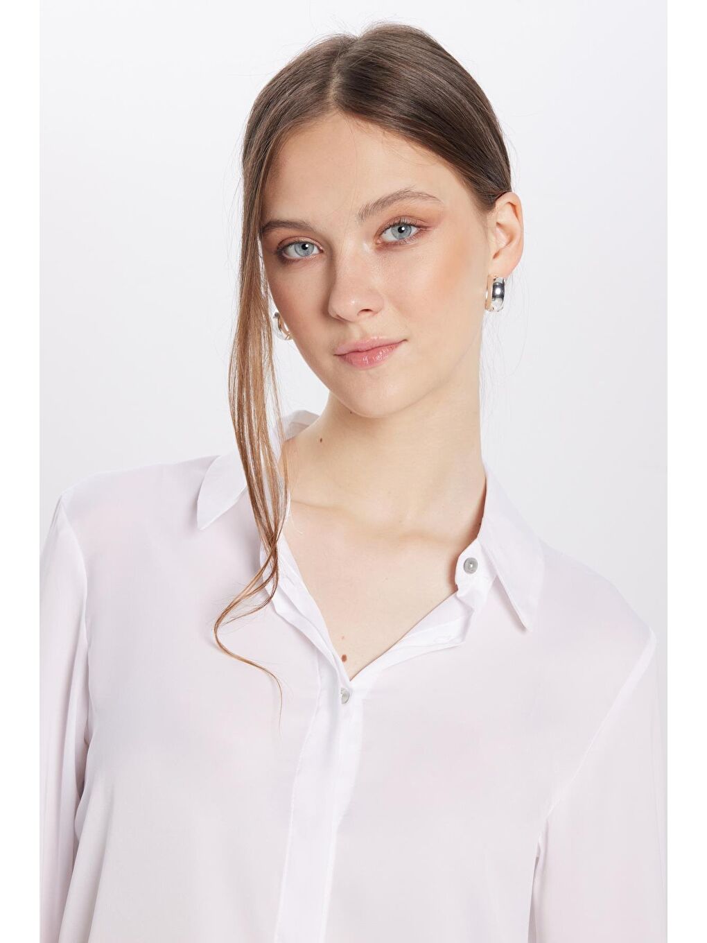 Kadın Relax Fit Rahat Kesim Satenli Kumaş Beyaz Uzun Manşet Düz Gömlek-1