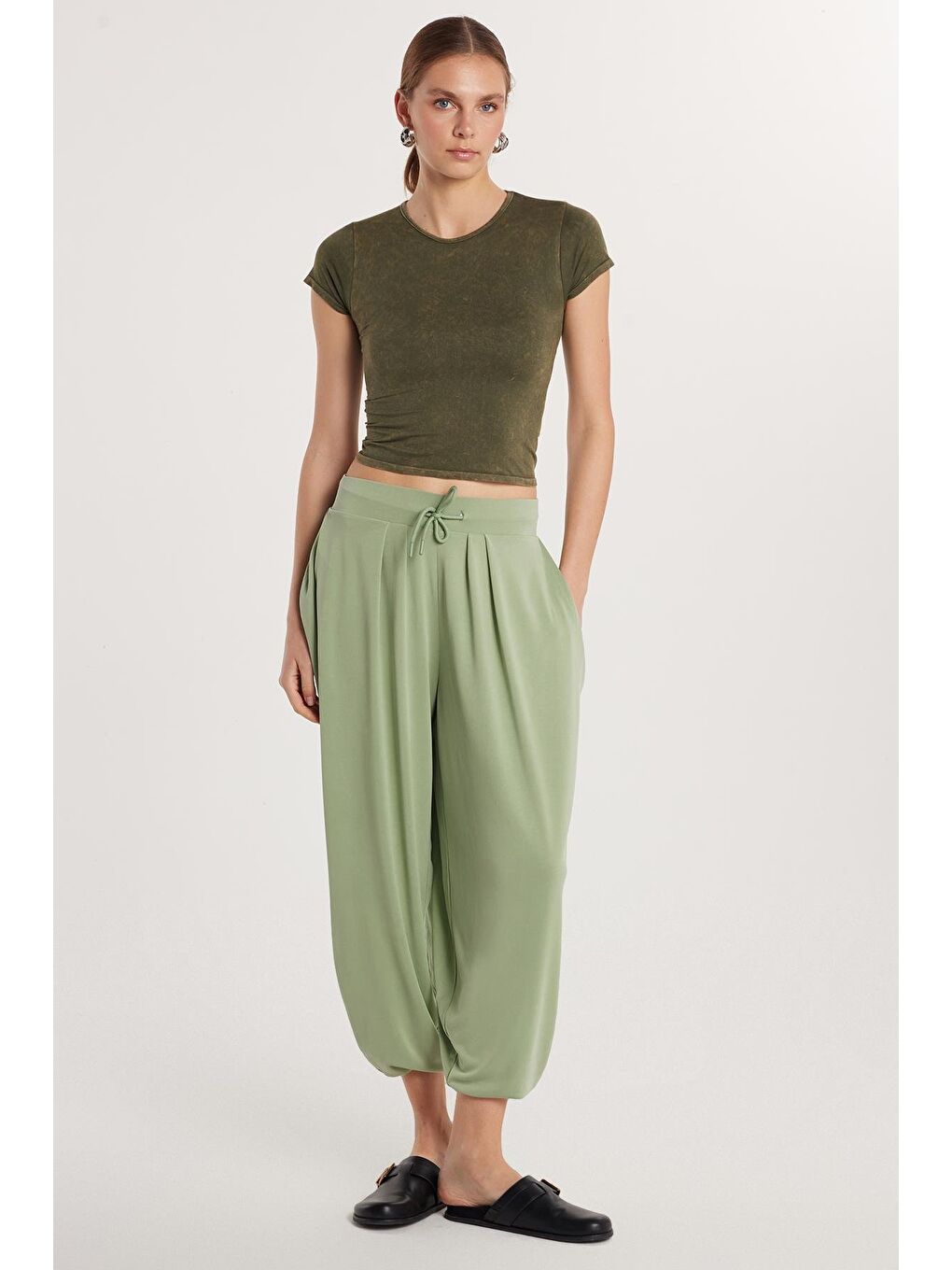 Yeşil Kadın Standart Fit Modal Kumaş Cepli Beli Bağcıklı Balon Pantolon-3