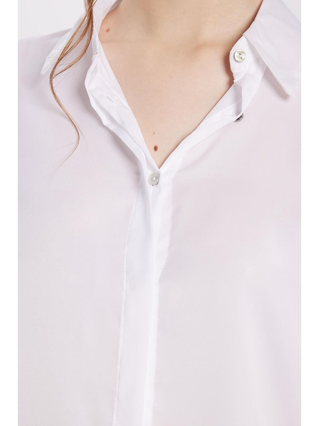 Kadın Relax Fit Rahat Kesim Satenli Kumaş Beyaz Uzun Manşet Düz Gömlek-2