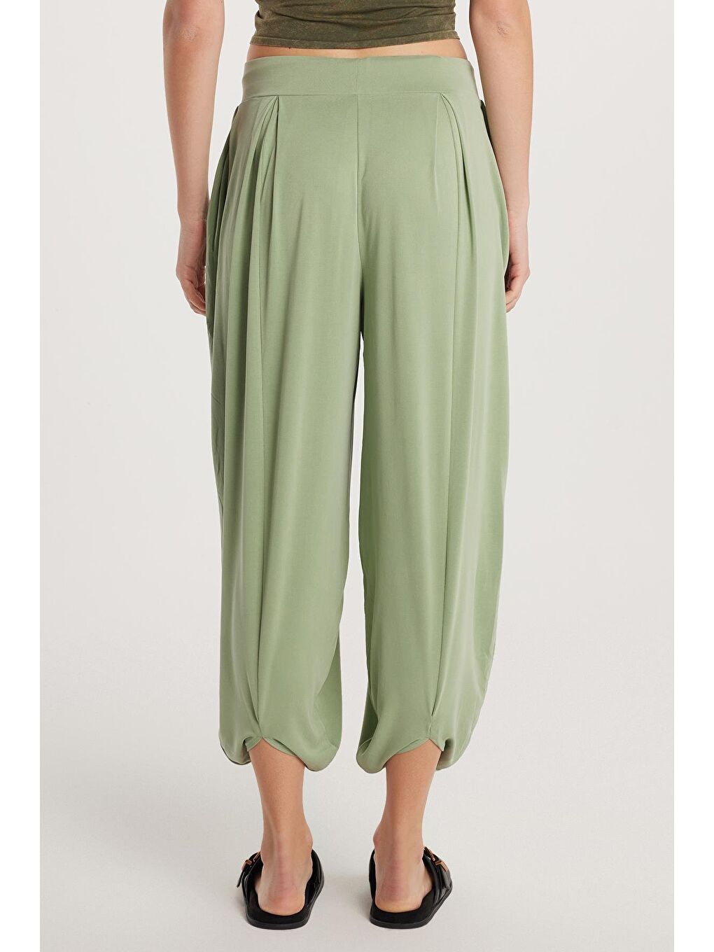 Yeşil Kadın Standart Fit Modal Kumaş Cepli Beli Bağcıklı Balon Pantolon-4