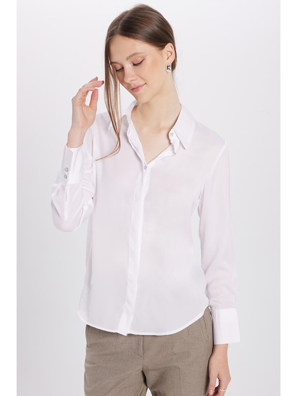 Kadın Relax Fit Rahat Kesim Satenli Kumaş Beyaz Uzun Manşet Düz Gömlek-3