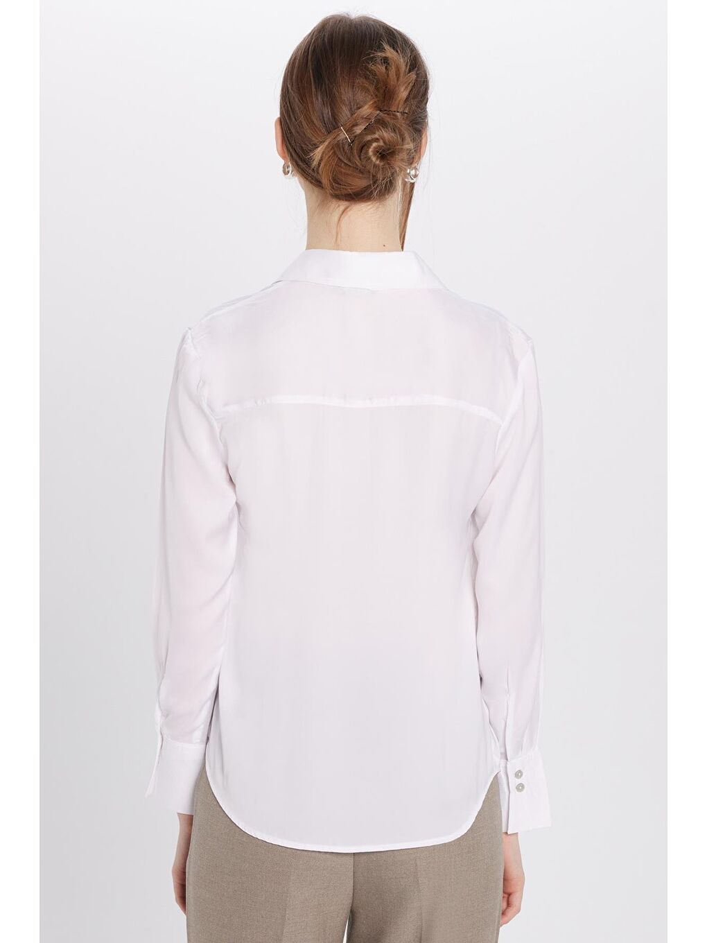 Kadın Relax Fit Rahat Kesim Satenli Kumaş Beyaz Uzun Manşet Düz Gömlek-4