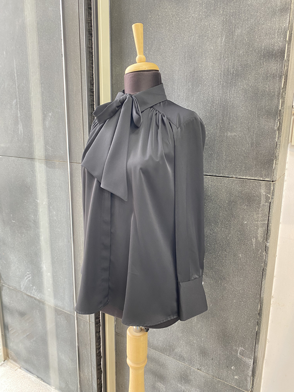 Siyah Pile Detaylı ParisFular Yaka Gömlek-3