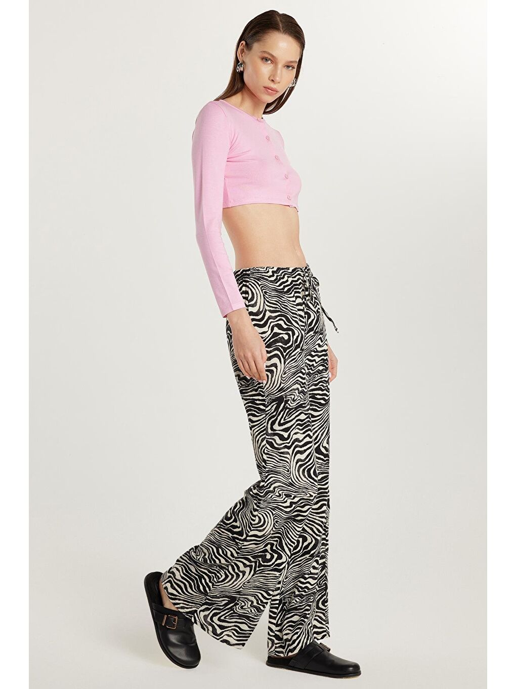 Siyah Kadın Relax Fit Rahat Kesim Beli Lastikli Bağlamalı Desenli Pantolon-3