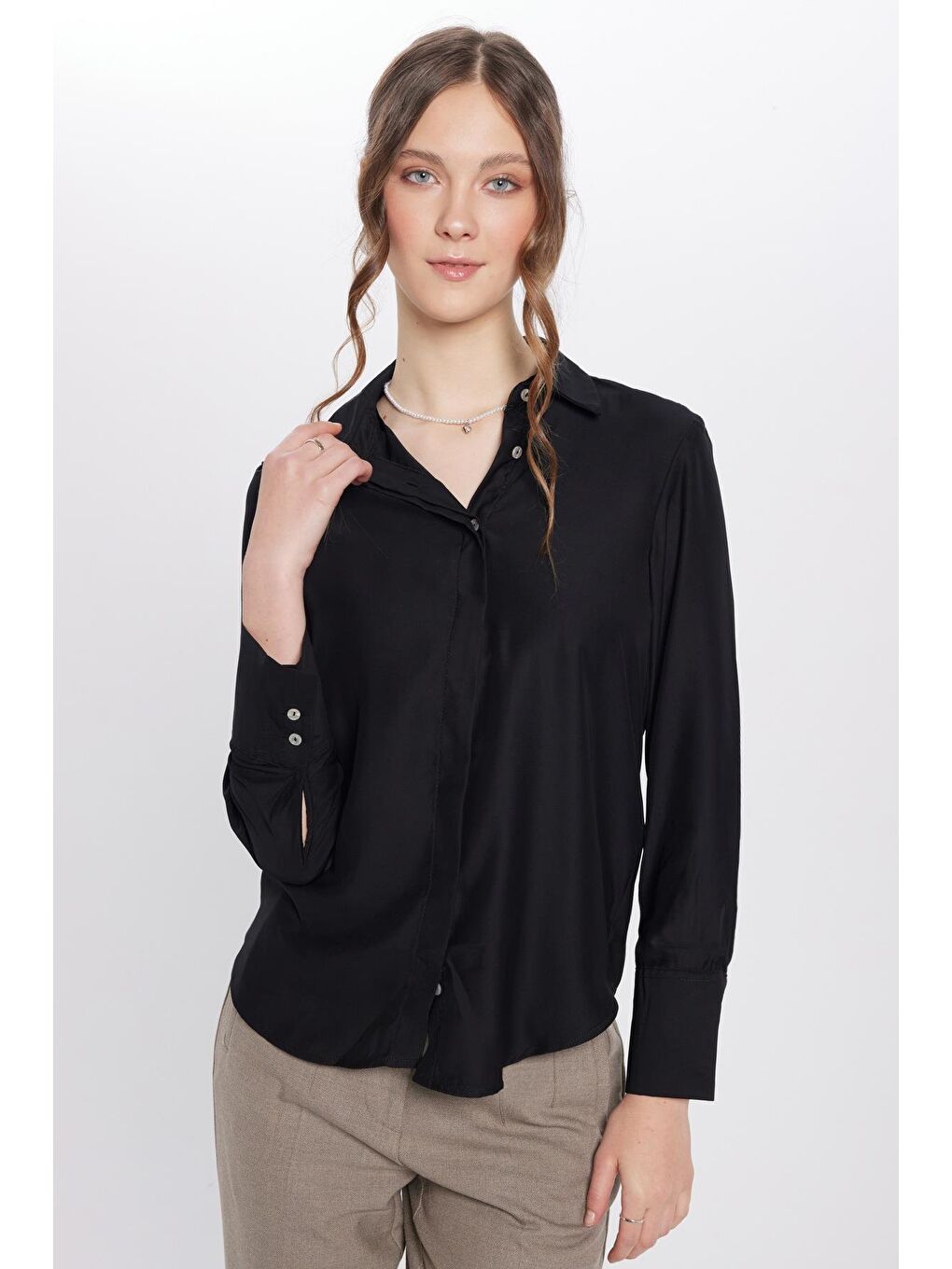 Kadın Relax Fit Rahat Kesim Satenli Kumaş Siyah Uzun Manşet Düz Gömlek