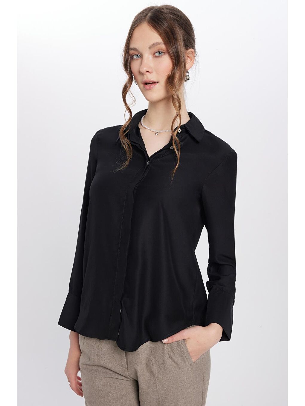 Kadın Relax Fit Rahat Kesim Satenli Kumaş Siyah Uzun Manşet Düz Gömlek-3