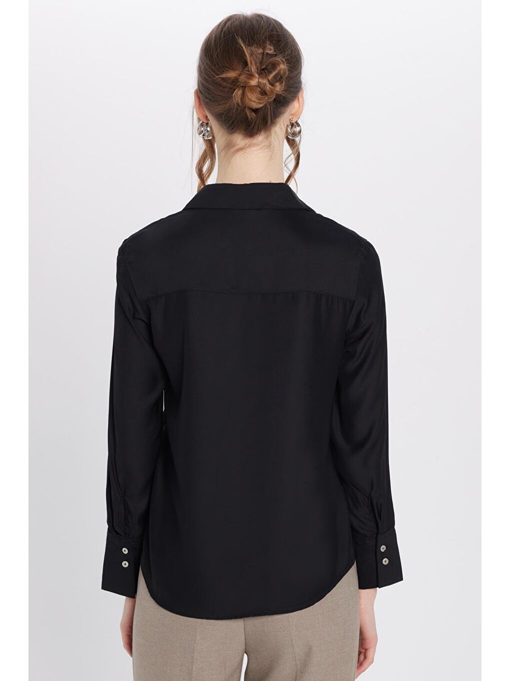 Kadın Relax Fit Rahat Kesim Satenli Kumaş Siyah Uzun Manşet Düz Gömlek-4